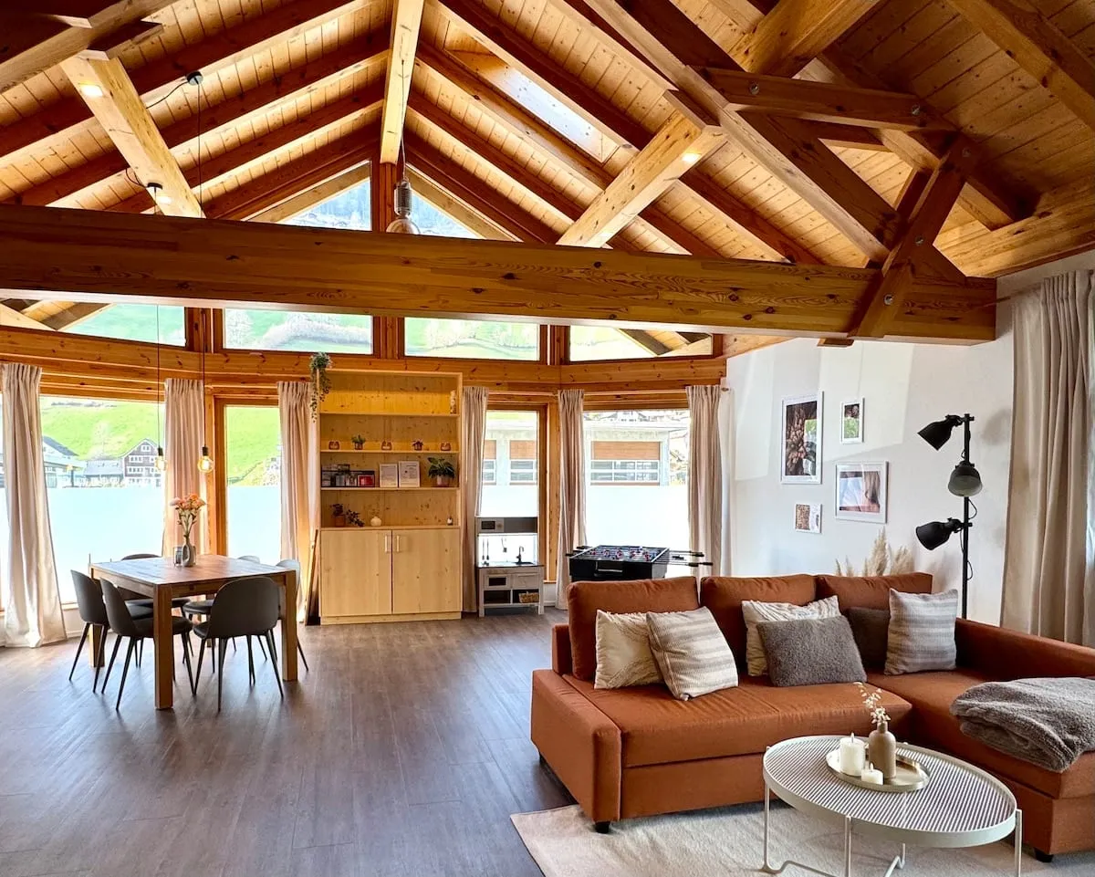 Offener Wohn- und Essbereich mit Chaletdach in Louisa's Loft, Alt St. Johann