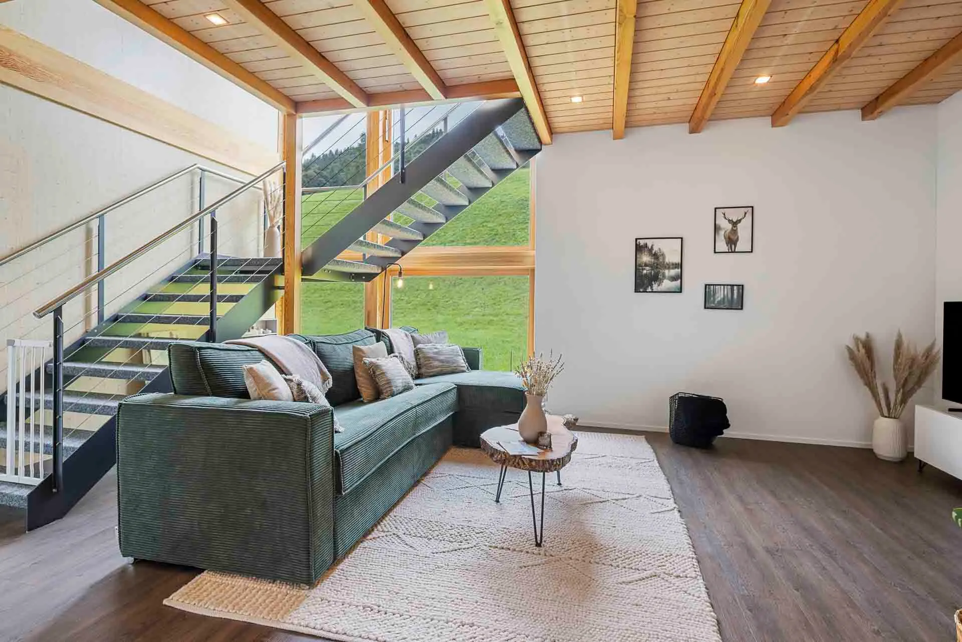 Sofaecke vor der Fensterfront zur Wiese