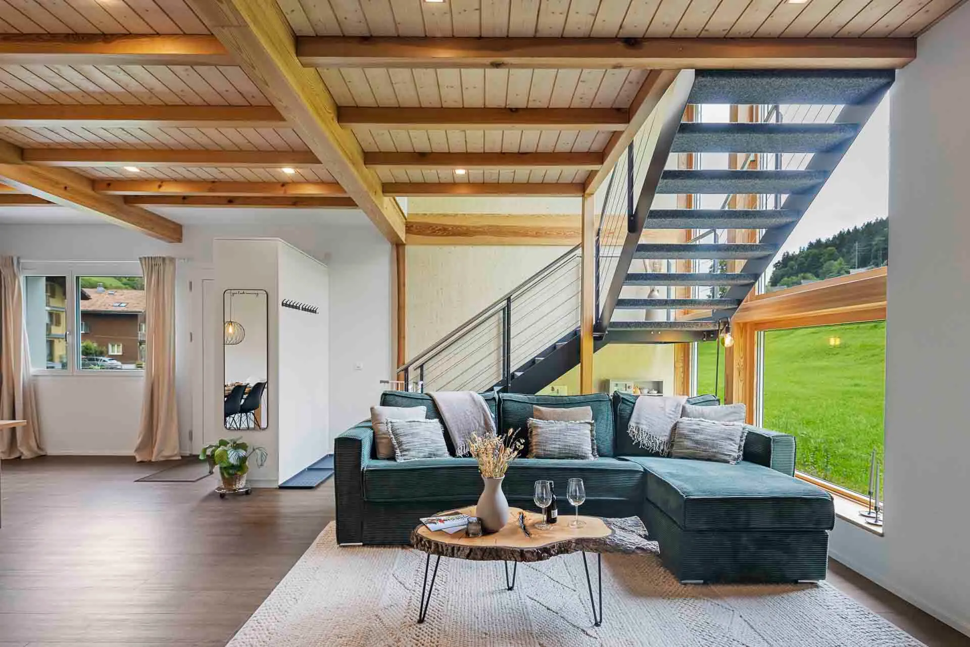Gemütliche Sofaecke mit Baumscheibentisch