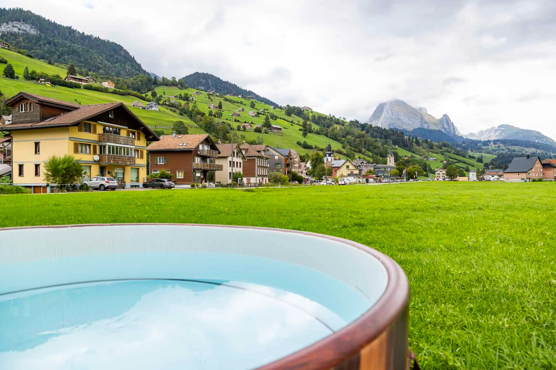 Grosser Whirlpool mit Blick auf den Schafberg