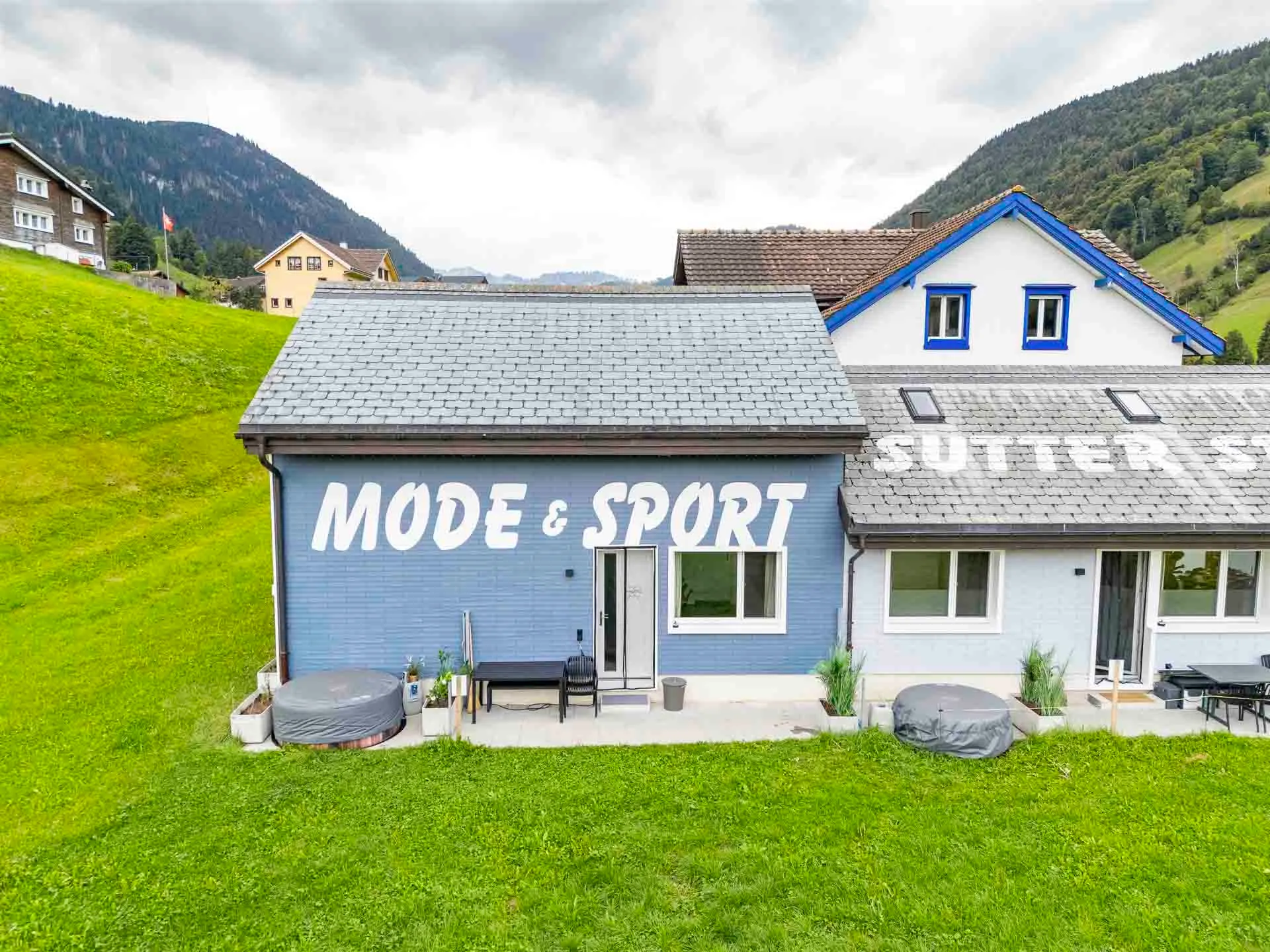 Das Haus in Alt St. Johann mit der Wiese davor