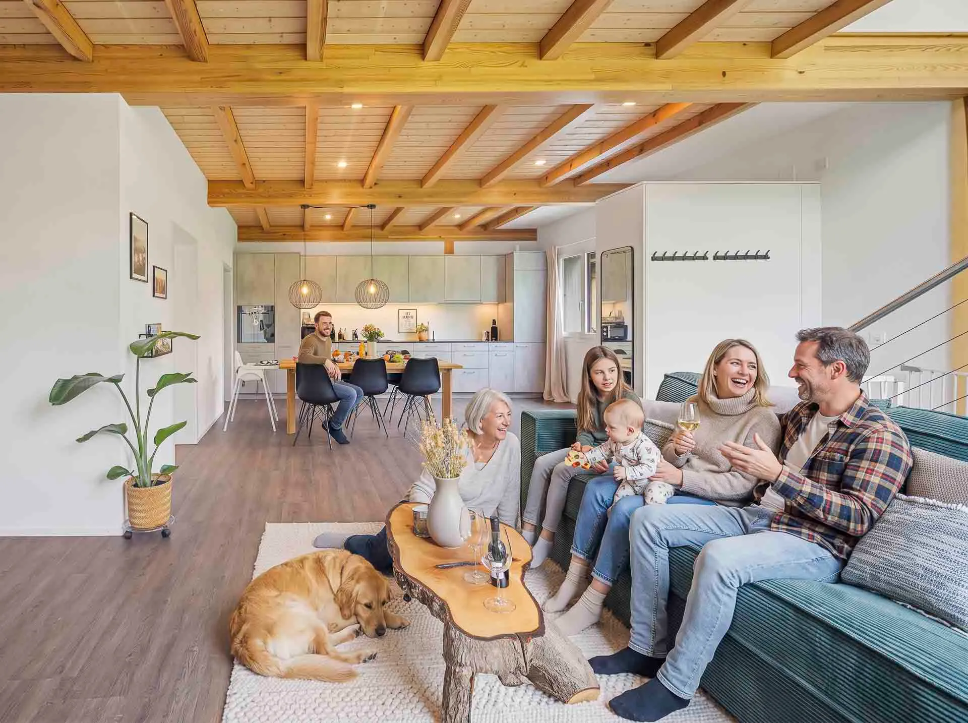 Familie mit Hund vor dem Haus
