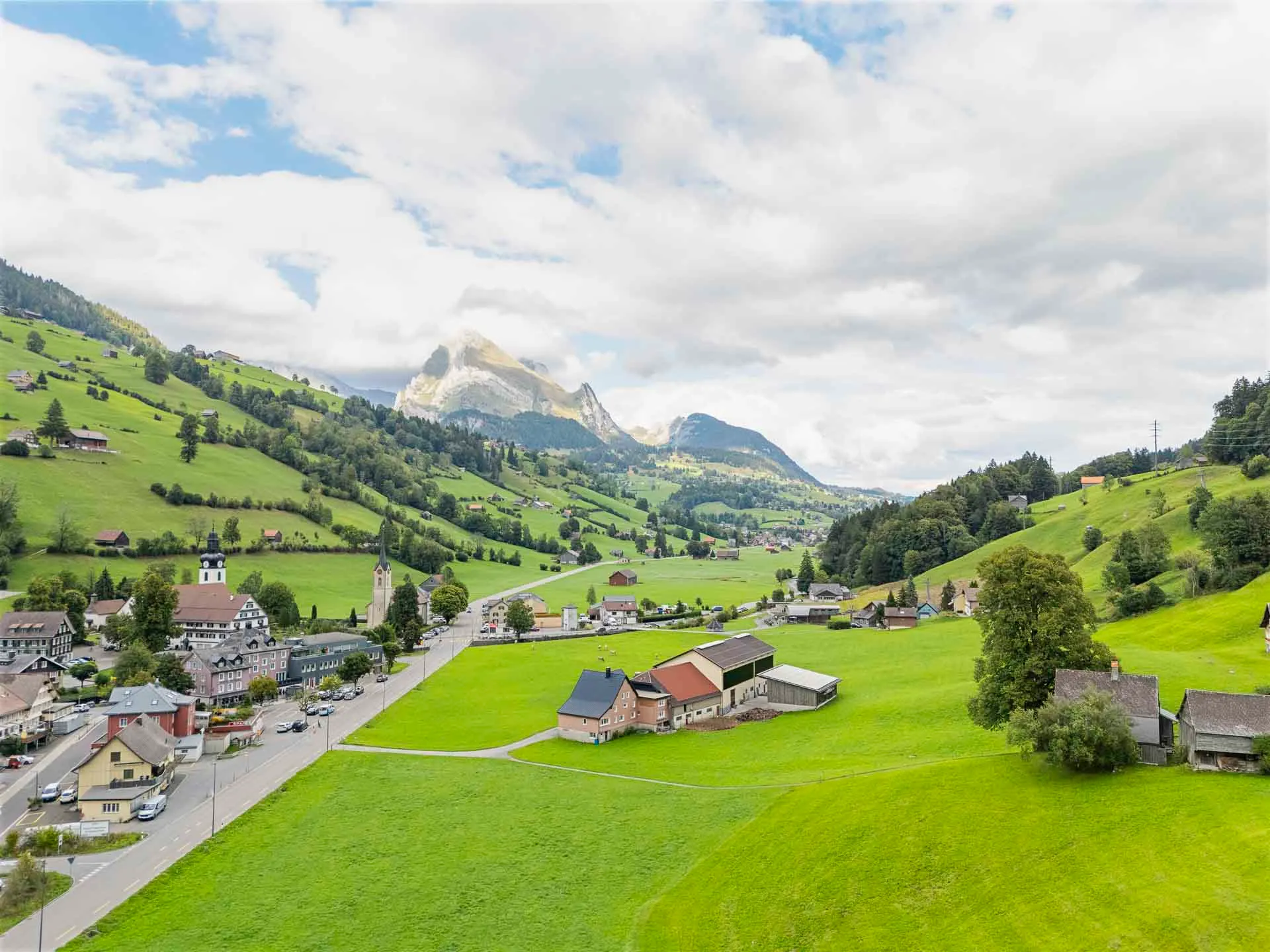Blick von der Terrasse ins herbstliche Tal