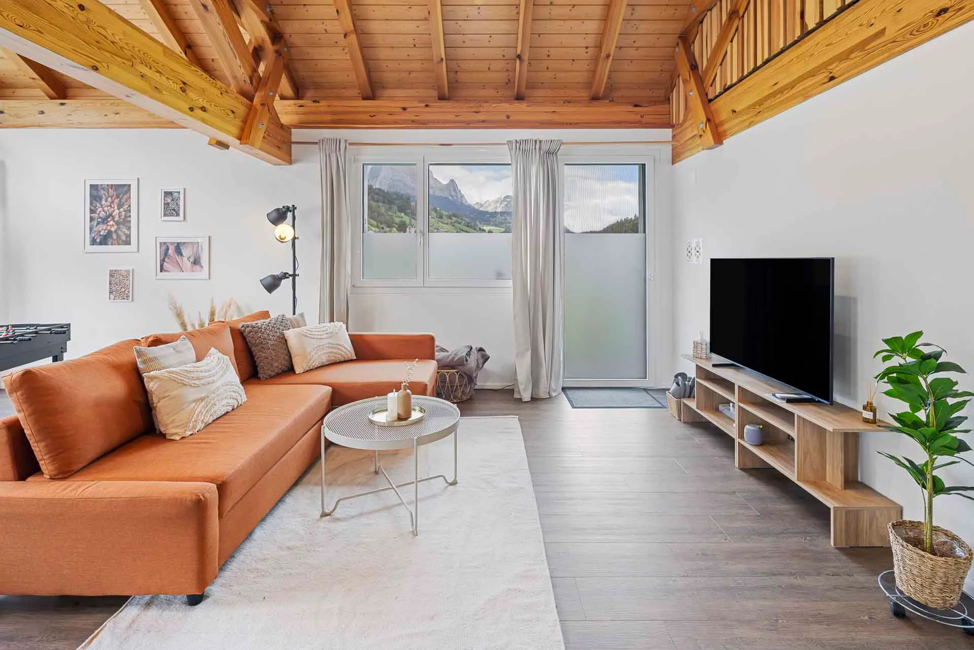 Offenes Loft-Wohnzimmer mit gemütlichem Ecksofa