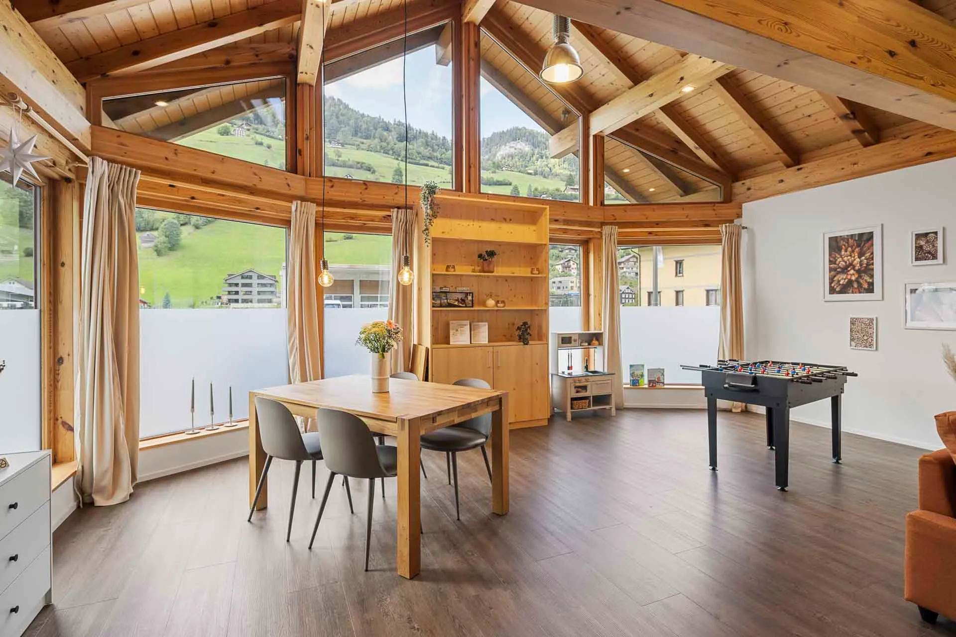 Der offene Wohnraum unter dem Chaletdach