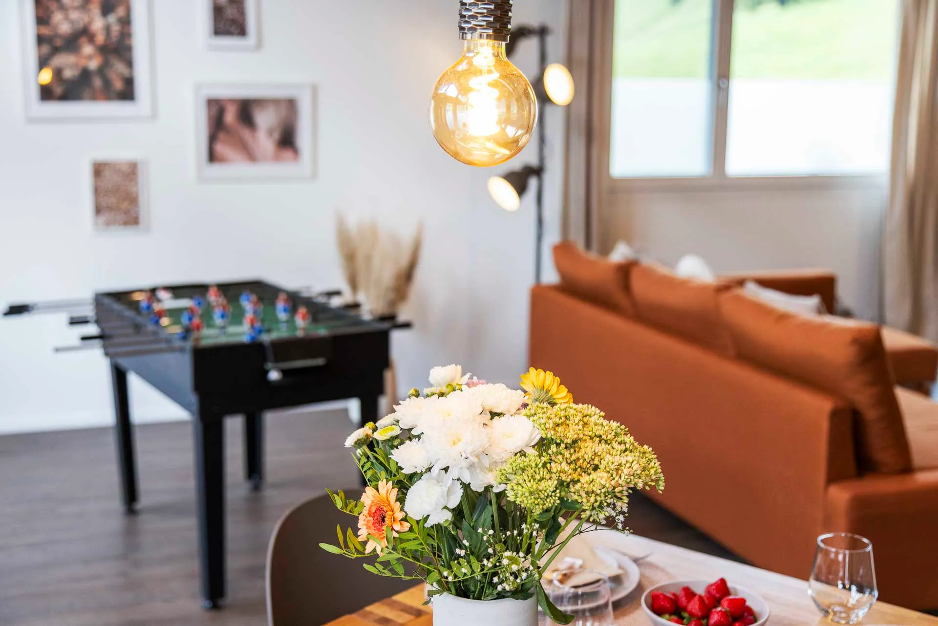 Sofaecke mit Bilderwand und Töggelikasten